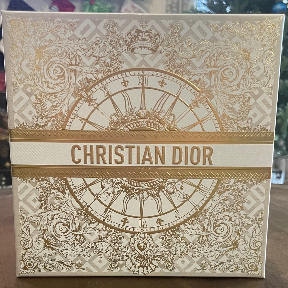 Christian Dior Box with Red velvet and Gold Metallic Cosmetic Bags, new. - Picture 4 of 8